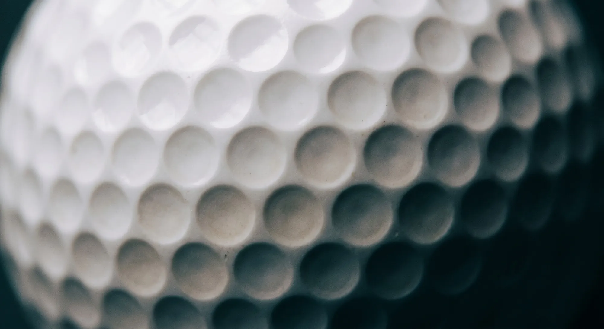 Primer plano de los hoyuelos de una bola de golf recuperada